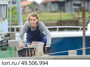 oyster farmer collects oysters. Стоковое фото, агентство Ingram Publishing / Фотобанк Лори