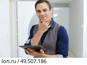confident real estate agent holding tablet. Стоковое фото, агентство Ingram Publishing / Фотобанк Лори
