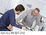 real estate professor with student and scale model. Стоковое фото, агентство Ingram Publishing / Фотобанк Лори