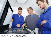 apprentices learning to fix photocopier. Стоковое фото, агентство Ingram Publishing / Фотобанк Лори