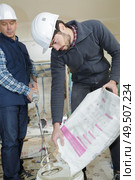 portrait of bricklayers at work. Стоковое фото, агентство Ingram Publishing / Фотобанк Лори