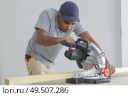 a man is cutting and adjusting. Стоковое фото, агентство Ingram Publishing / Фотобанк Лори