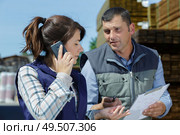 store manager with warehouseman checking goods reception. Стоковое фото, агентство Ingram Publishing / Фотобанк Лори