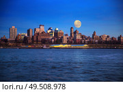 Manhattan Midtown skyline at dusk over Hudson River, New York City. super moon. Стоковое фото, агентство Ingram Publishing / Фотобанк Лори