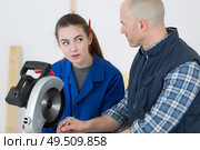 young female apprentice being introduced to a circular saw. Стоковое фото, агентство Ingram Publishing / Фотобанк Лори