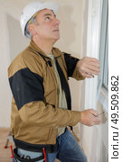 window fitting installation process for woodhouse modernization. Стоковое фото, агентство Ingram Publishing / Фотобанк Лори