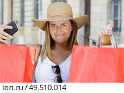 woman with rueful expression showing shopping bags. Стоковое фото, агентство Ingram Publishing / Фотобанк Лори