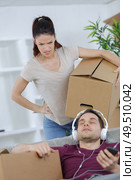 young woman threatening husband at home. Стоковое фото, агентство Ingram Publishing / Фотобанк Лори