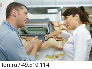 client inquiring on roof slates. Стоковое фото, агентство Ingram Publishing / Фотобанк Лори