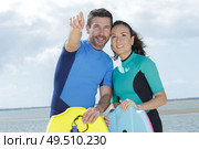 couple of bodyboarders pointing at something. Стоковое фото, агентство Ingram Publishing / Фотобанк Лори