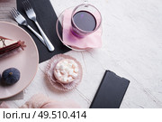 life style set at meeting in cafe.Thai blue, Butterfly pea tea served with fresh figs and panna cotta cake and fruit piece of cake on serving napkins. flat lay. Стоковое фото, агентство Ingram Publishing / Фотобанк Лори