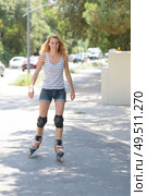 pretty young woman doing roller skate. Стоковое фото, агентство Ingram Publishing / Фотобанк Лори
