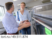 portrait of oven merchandiser and customer. Стоковое фото, агентство Ingram Publishing / Фотобанк Лори