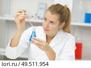 woman chemist making a mixture. Стоковое фото, агентство Ingram Publishing / Фотобанк Лори