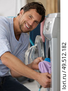 happy man with new washing machine. Стоковое фото, агентство Ingram Publishing / Фотобанк Лори