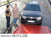 man loading broken car on a tow truck. Стоковое фото, агентство Ingram Publishing / Фотобанк Лори