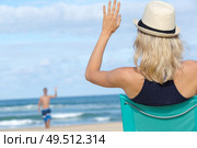 young stylish beautiful woman waving boyfriend. Стоковое фото, агентство Ingram Publishing / Фотобанк Лори