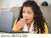 surprised bwoman looking at laptop. Стоковое фото, агентство Ingram Publishing / Фотобанк Лори