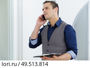 portrait of a man with phone. Стоковое фото, агентство Ingram Publishing / Фотобанк Лори