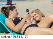 cutie girls having a good time on vacation. Стоковое фото, агентство Ingram Publishing / Фотобанк Лори
