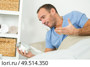 upset man waking up in the morning light. Стоковое фото, агентство Ingram Publishing / Фотобанк Лори