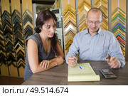 man worker chatting with customer about picture frame. Стоковое фото, агентство Ingram Publishing / Фотобанк Лори