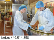 a team of factory workers. Стоковое фото, агентство Ingram Publishing / Фотобанк Лори