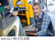 worker writing the estimate cost. Стоковое фото, агентство Ingram Publishing / Фотобанк Лори