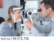 woman doing eye test. Стоковое фото, агентство Ingram Publishing / Фотобанк Лори
