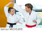 portrait of couple doing karate. Стоковое фото, агентство Ingram Publishing / Фотобанк Лори