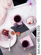life style set at meeting in cafe.Thai blue, Butterfly pea tea served with fresh figs and panna cotta cake and fruit piece of cake on serving napkins. flat lay. Стоковое фото, агентство Ingram Publishing / Фотобанк Лори