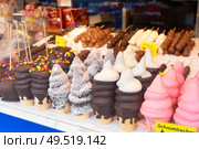 Schaumbecher traditional austrian sweets at christmas market. Krapfen waem sweet cake. Стоковое фото, агентство Ingram Publishing / Фотобанк Лори