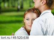 Beautiful girl gently nestles on a man’s breast in a summer garden. Стоковое фото, агентство Ingram Publishing / Фотобанк Лори
