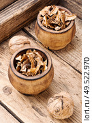Walnut partitions on wooden table.Healing properties of walnuts.Walnut membrane.Healing potion. Walnut medicinal partitions. Стоковое фото, агентство Ingram Publishing / Фотобанк Лори