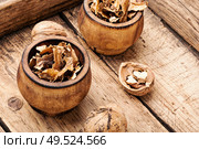 Walnut partitions.Medical nutrition.Healing properties of walnuts.Walnut membrane. Walnut medicinal partitions. Стоковое фото, агентство Ingram Publishing / Фотобанк Лори
