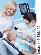 Child treated teeth in the dental clinic. Стоковое фото, агентство Ingram Publishing / Фотобанк Лори