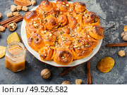 Pumpkin buns with nuts and brown sugar.Cinnamon rolls or cinnabon. Cinnabon cinnamon rolls. Стоковое фото, агентство Ingram Publishing / Фотобанк Лори