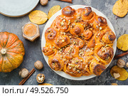 Pumpkin buns with nuts and brown sugar.Cinnamon rolls or cinnabon. Cinnabon cinnamon rolls. Стоковое фото, агентство Ingram Publishing / Фотобанк Лори