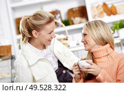 Attractive young girls communicate in cafe. Стоковое фото, агентство Ingram Publishing / Фотобанк Лори