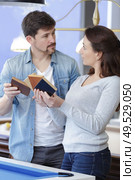 couple deciding on the colour of a snooker table. Стоковое фото, агентство Ingram Publishing / Фотобанк Лори