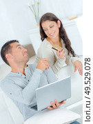 Playful couple arguing over on-line shopping. Стоковое фото, агентство Ingram Publishing / Фотобанк Лори