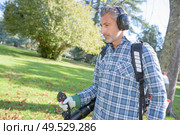 garden worker using a leaf blower. Стоковое фото, агентство Ingram Publishing / Фотобанк Лори