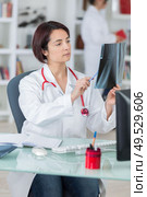 a doctor examining patients x-ray. Стоковое фото, агентство Ingram Publishing / Фотобанк Лори