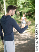 personal trainer timing a female runner. Стоковое фото, агентство Ingram Publishing / Фотобанк Лори
