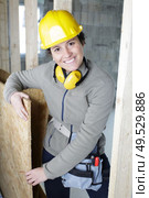 happy female builder renovating a house. Стоковое фото, агентство Ingram Publishing / Фотобанк Лори