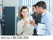 students paying for drinks from the vending machine. Стоковое фото, агентство Ingram Publishing / Фотобанк Лори