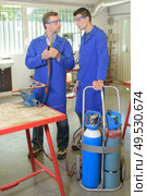 Apprentice learning to use a gas burner. Стоковое фото, агентство Ingram Publishing / Фотобанк Лори