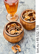 Tinctures and drinking tinctures from walnut partitions.Walnut partitions.Homeopathic medicine. Natural tincture of nuts. Стоковое фото, агентство Ingram Publishing / Фотобанк Лори