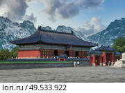 Chinese traditional architecture in the mountains. Стоковое фото, агентство Ingram Publishing / Фотобанк Лори