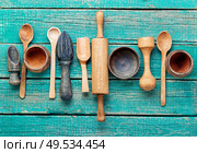 Vintage cutlery for cooking on rustic wooden background. Set of wooden cooking utensils. Стоковое фото, агентство Ingram Publishing / Фотобанк Лори